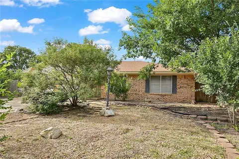 2101 Hillside Dr, Bryan, TX 77802 photo 2