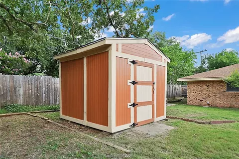 2101 Hillside Dr, Bryan, TX 77802 photo 17