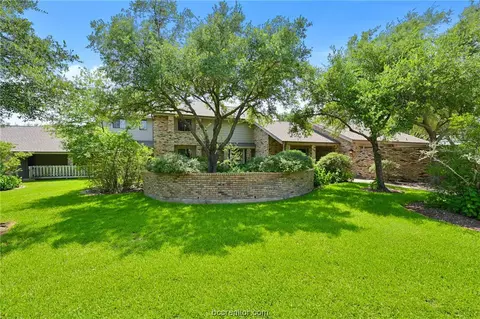 2000 Oakwood Trl, College Station, TX 77845