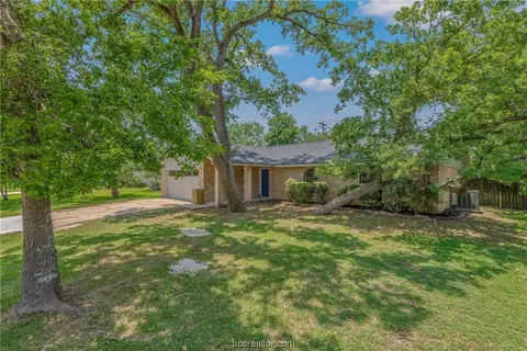 3708 Valley Oaks Dr, Bryan, TX 77802