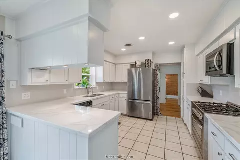 806 Vine St, Bryan, TX 77802 photo 3