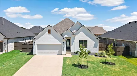 4326 Fox River Ln, Bryan, TX 77802