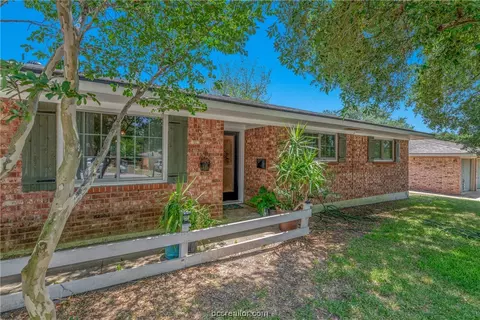 409 Leslie Dr, Bryan, TX 77802 photo 3