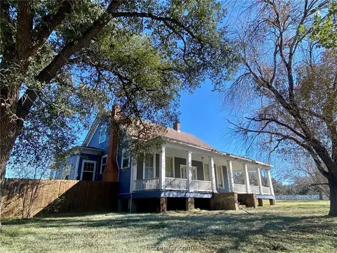 108 Elm St, Calvert, TX 77837