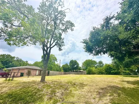204 Fleetwood, Bryan, TX 77801