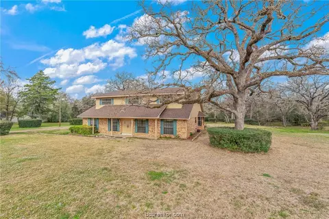 3109 Overcrest Dr, Bryan, TX 77808 photo 2