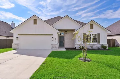 4327 Fox River Ln, Bryan, TX 77802