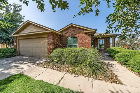 220 Pack Horse Dr, Bastrop, TX 78602