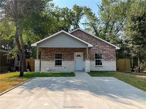 506 W 9th St, Hearne, TX 77859