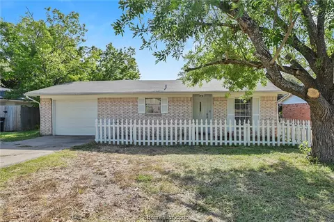 1411 Broadmoor Dr, Bryan, TX 77802