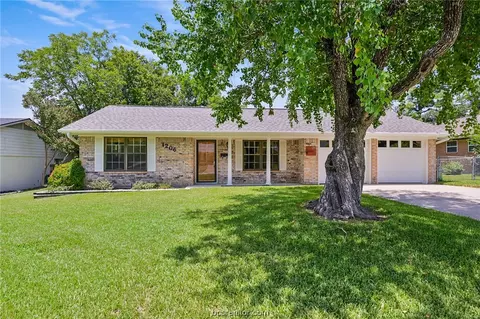 1206 Garden Ln, Bryan, TX 77802