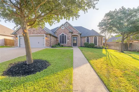 3202 Woodcrest Dr, Bryan, TX 77802
