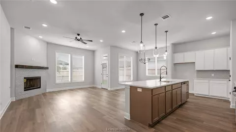 5917 Eldora Dr, College Station, TX 77845