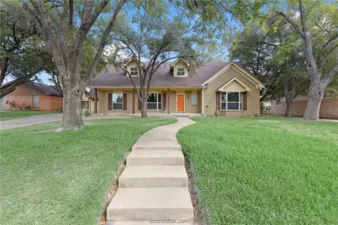 2110 Quail Hollow Dr, Bryan, TX 77802