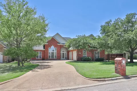 3800 Bridle Trails Ct, College Station, TX 77845