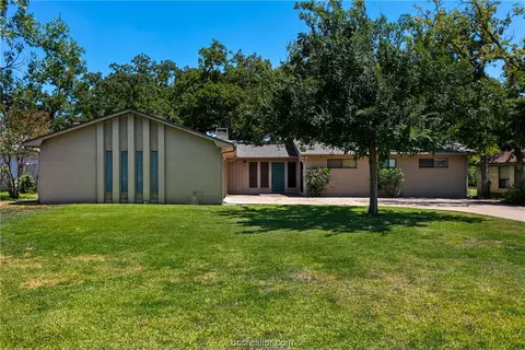 2405 E Briargate Dr, Bryan, TX 77802