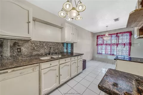 700 Leonard Dr, Bryan, TX 77803 photo 9