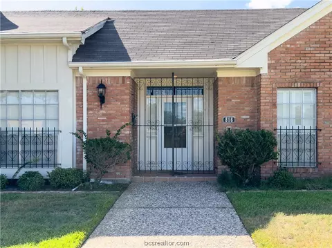 816 Lee Hollow Dr, Bryan, TX 77802