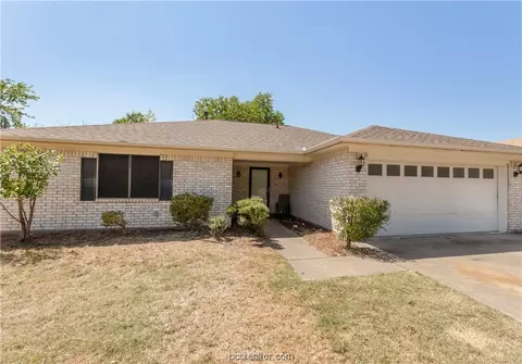 4105 Meadowwood Dr, Bryan, TX 77802