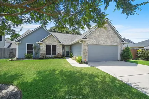 1402 Ashely Ct, Tomball, TX 77375