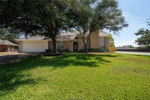 5500 Somerford Ln, Bryan, TX 77802