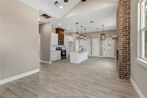 611 Waco St, Bryan, TX 77803 photo 6