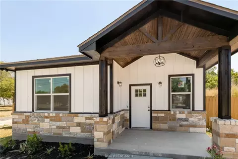 611 Waco St, Bryan, TX 77803 photo 3