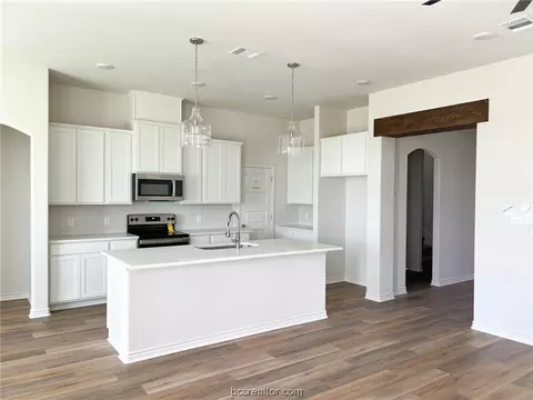 3109 Charge Ln, Bryan, TX 77808 photo 2