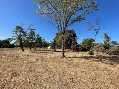 1105 S Pine St, Calvert, TX 77837