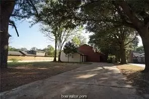 2703 Apple Creek Cir, Bryan, TX 77802