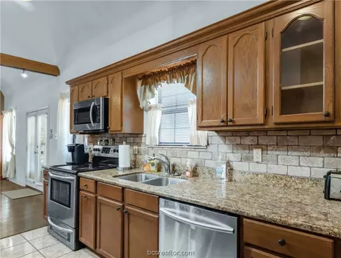 8516 Burch Ln, Bryan, TX 77808 photo 13