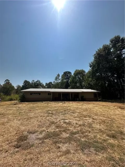 1221 E Caroline St, Trinity, TX 75862 photo 3