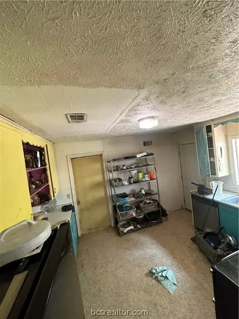 1221 E Caroline St, Trinity, TX 75862 photo 8