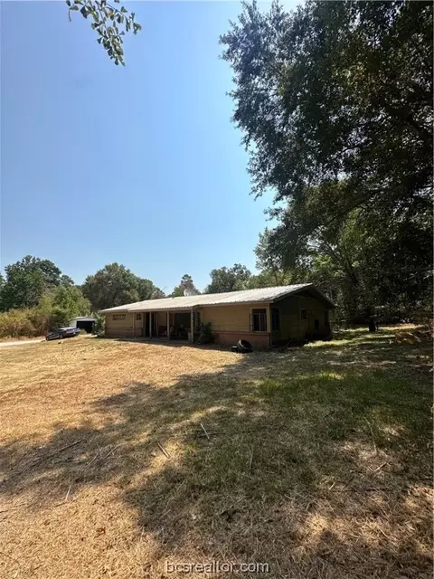 1221 E Caroline St, Trinity, TX 75862 photo 2