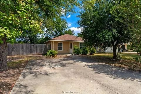 1304 Patsys Gln, Bryan, TX 77803