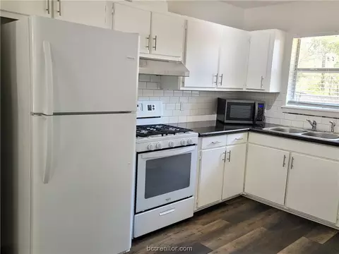 811 Oak St, Bryan, TX 77802 photo 2