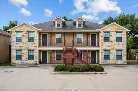 606 Sabine, Brenham, TX 77833