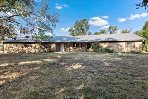 879 Berry Ln, Madisonville, TX 77864