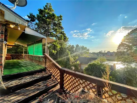 42 Post Oak Dr, Hilltop Lakes, TX 77871