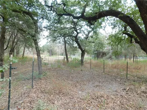 848 Pecan Dr, Caldwell, TX 77863