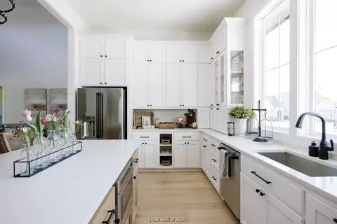Kitchen - 4657 River Vly, Bryan, TX 77808 photo 3 of 6