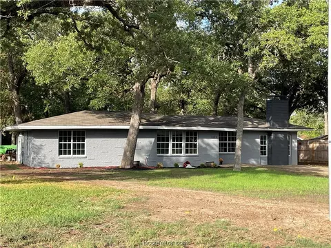 4104 Woody Ln, Bryan, TX 77803