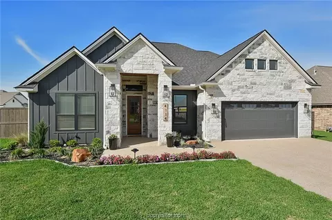 4114 Peregrine Ct, Bryan, TX 77802