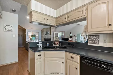 2914 Broadmoor Dr, Bryan, TX 77802 photo 9