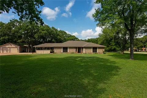 7108 Oak Forest Dr, Bryan, TX 77808