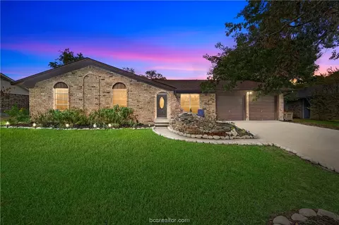 2209 Hillside Dr, Bryan, TX 77802