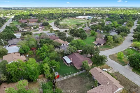 2209 Hillside Dr, Bryan, TX 77802 photo 2