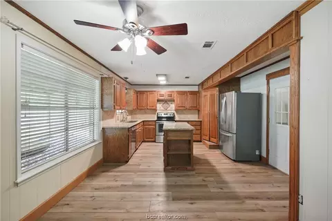 2209 Hillside Dr, Bryan, TX 77802 photo 10