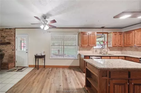 2209 Hillside Dr, Bryan, TX 77802 photo 13