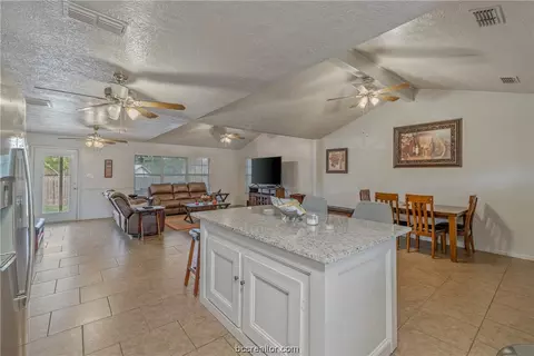 1102 Forest Glen Ct, Bryan, TX 77803 photo 3